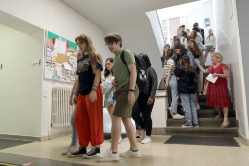 A:  EDUARDO BUXENS 
F:  08 JUNIO 2022
L:  PAMPLONA , COLEGIO SAGRADO CORAZÓN , SECUNDARIA
T:  ÚLTIMAS SEMANAS DE CLASE PARA LOS ALUMNOS DE LA ESO DEL COLEGIO SAGRADO CORAZÓN